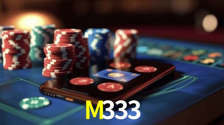 Escena dinámica inspirada en casino con iluminación M333, cartas, fichas e íconos de juegos digitales en un espacio moderno de juegos.