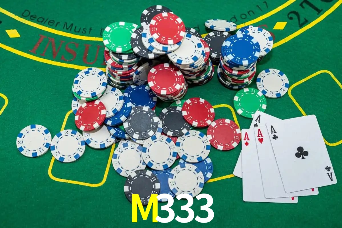 Una escena digital vívida inspirada en casino con M333 mostrado prominentemente, luces brillantes, fichas, cartas y acentos dorados.